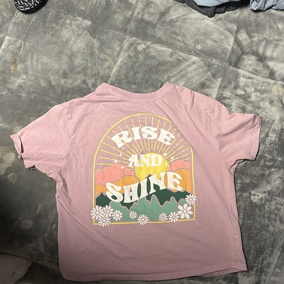 Light purple short sleeve shirt with design on front and back - Picture 3 of 3